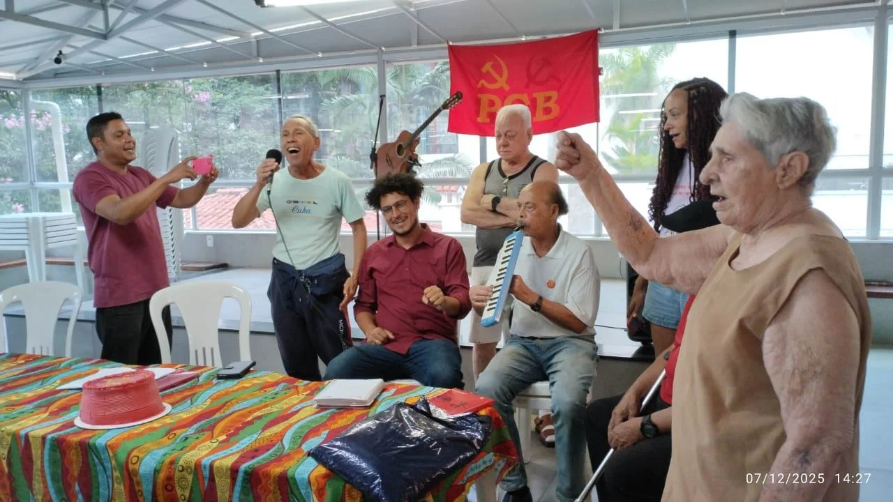 Velha Guarda Comunista cantando A INTERNACIONAL.