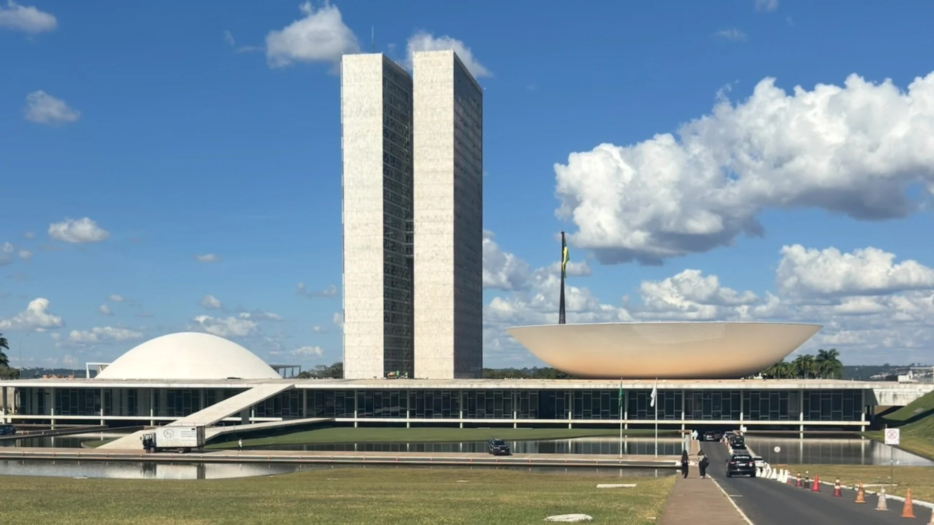 Capa de Carine Teixeira